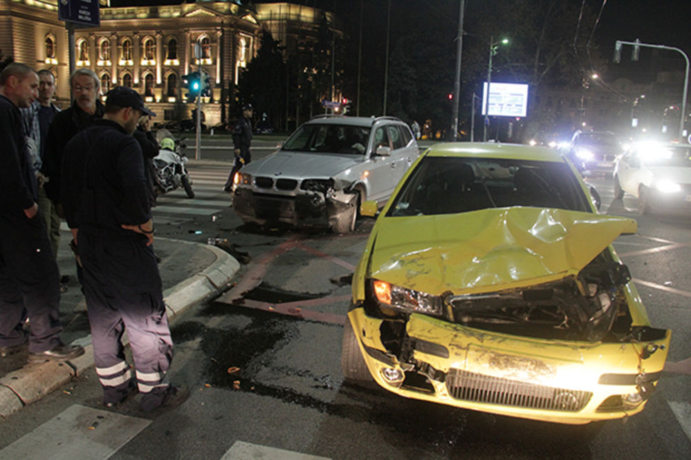 (FOTO) ŽESTOKA SAOBRAĆAJKA U CENTRU BEOGRADA: Vozač BMW divljao po gradu