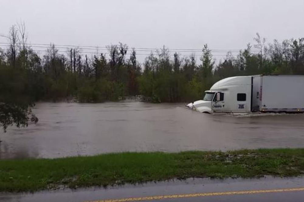 (VIDEO) BAŠ GA BRIGA: Ovako tvrdoglavi vozač kamiona zaobilazi gužvu