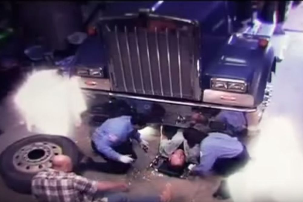 (VIDEO) ANĐEO SPASAO ČOVEKA? Na njega je pao kamion, a ono što je usledilo zbunilo je svet