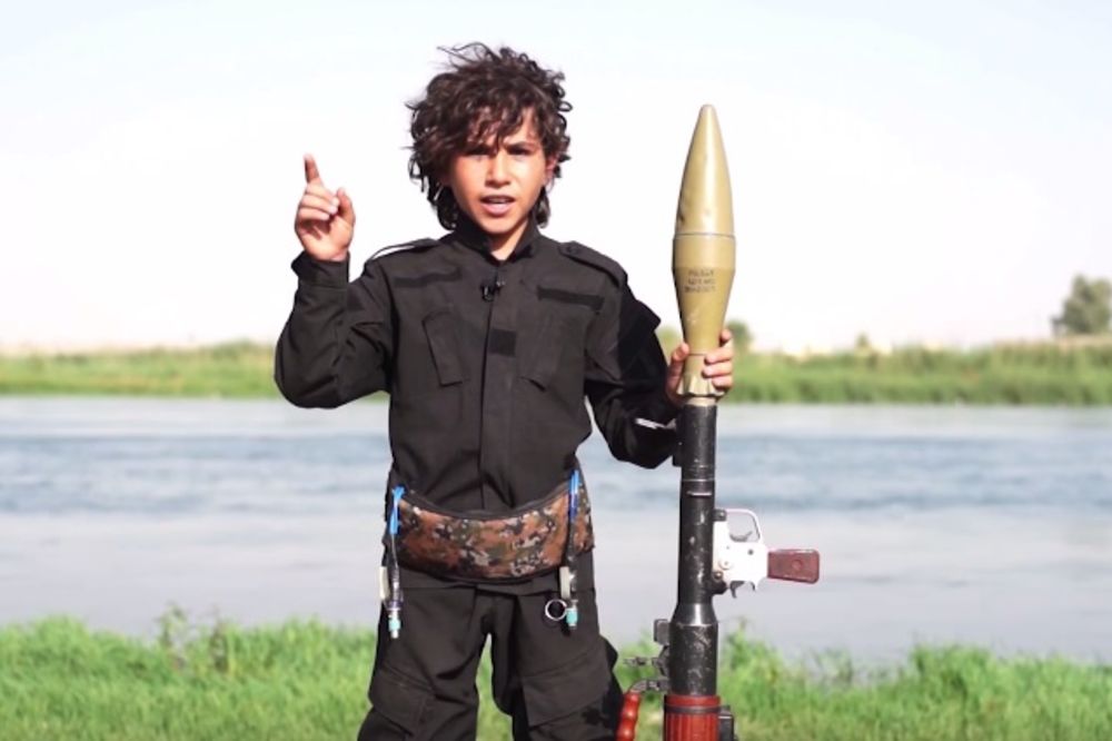 (VIDEO) MAČEVI KALIFATA ĆE STIĆI DO VAS: Dečak džihadista (10) preti Obami da će ga ubiti