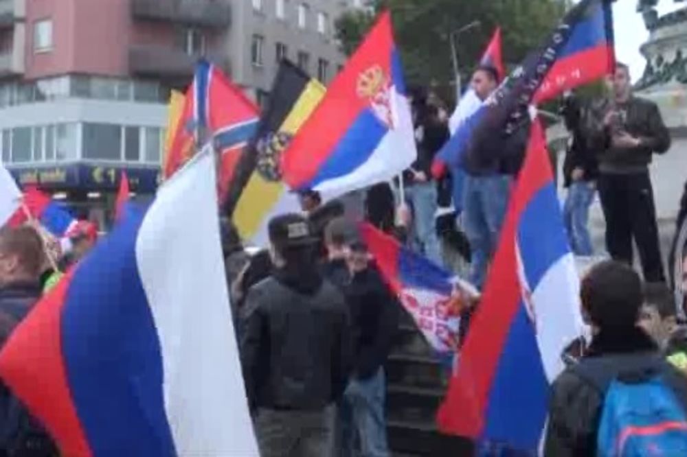 (VIDEO) OVAKO U BEČU BODRE NAŠE ORLOVE: Sa trga navijaju za Srbiju!