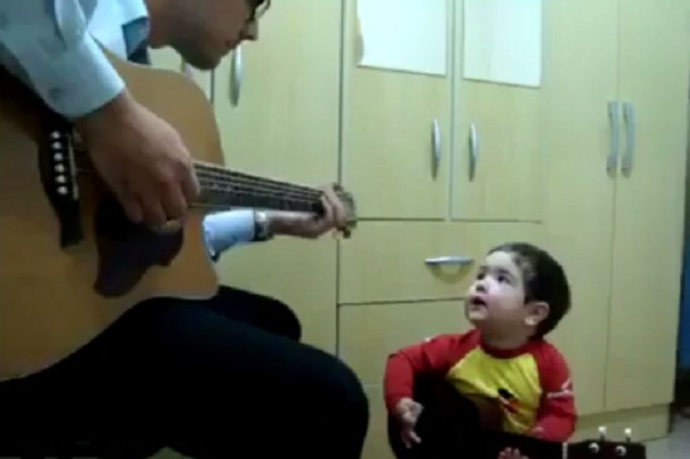 (VIDEO) KAKAV DUET: Bucko (2) razbija s tatom na gitari!