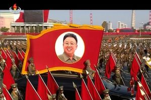 (VIDEO) VELIKA VOJNA PARADA U SEVERNOJ KOREJI: Kim pokazao nove balističke rakete
