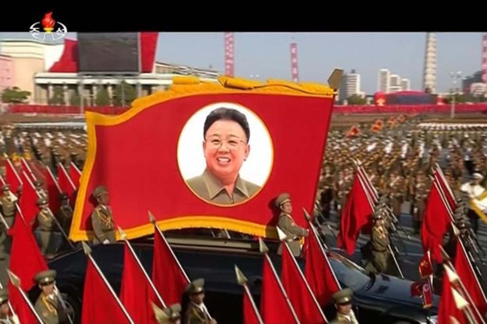 (VIDEO) VELIKA VOJNA PARADA U SEVERNOJ KOREJI: Kim pokazao nove balističke rakete
