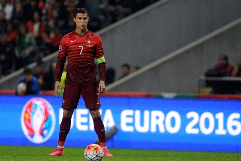 (FOTO) OVO MORATE VIDETI: Umesto u Beogradu, Ronaldo u naručju Nevaljalog dečaka