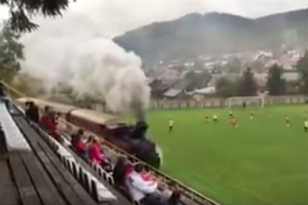 (VIDEO) ĆIHU, ĆIHU: Voz prošao kroz stadion dok je trajao meč!