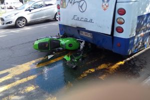 UDES U BEOGRADU: Motociklista podleteo pod autobus