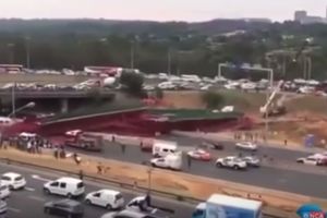 (VIDEO) NESREĆA U JUŽNOJ AFRICI: Most pao na auto-put, poginulo dvoje ljudi