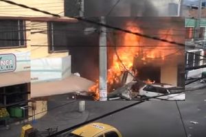NESREĆA U BOGOTI: Avion se srušio na stambenu oblast, najmanje petoro poginulo