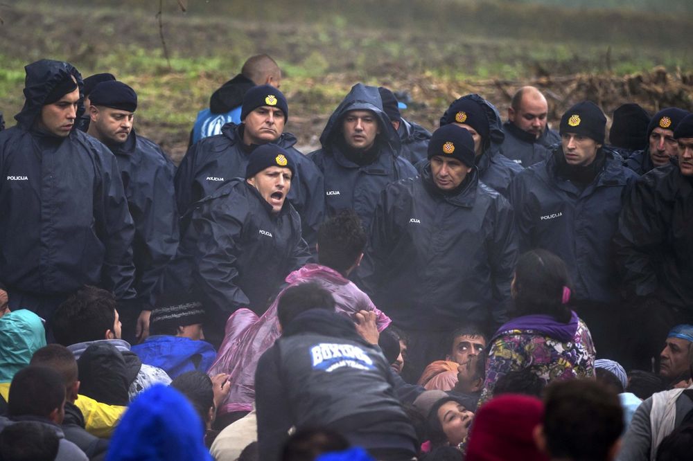 DRAMATIČNO NA HRVATSKO-SRPSKOJ GRANICI: Promrzle izbeglice čekaju po vetru i kiši, deca sede u blatu