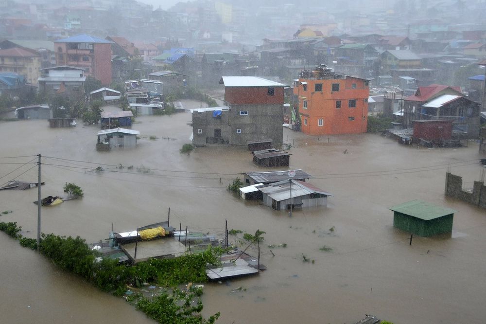RAZORNI TAJFUN POTOPIO FILIPINE: Najmanje 22 osobe poginule, pod vodom više od 200 mesta
