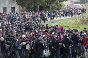 OKO 3.500 NA SILU UŠLO U HRVATSKU: Probili ogradu na prelazu Bapska