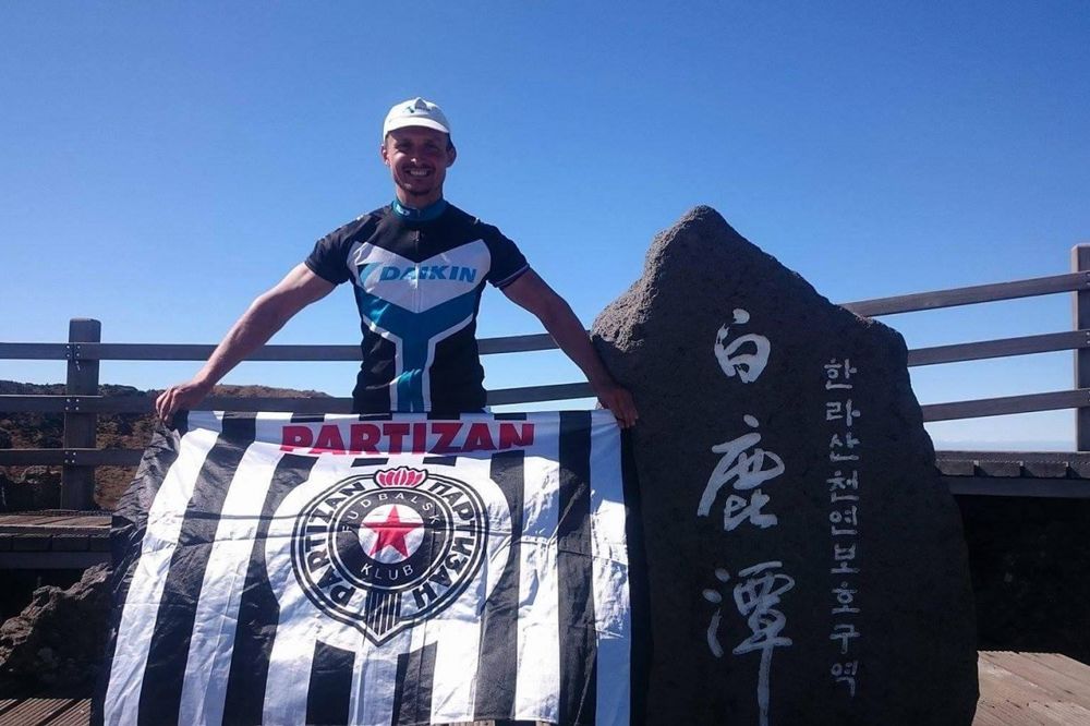 GROBARI POMAŽU PARTIZAN: Dragan Šibalić biciklom stigao do Japana da traži pomoć za košarkaški klub