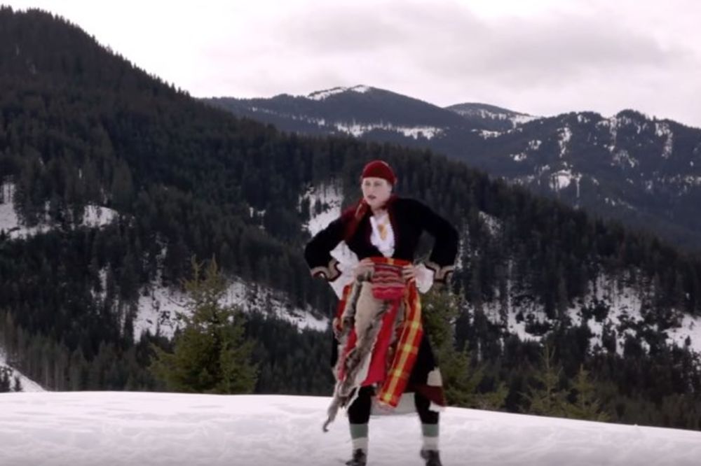 (VIDEO) DA LI STE VIDELI BUGARSKU BIJONSE: Skinula je svaki pevačicin pokret i to na vrhu planine!
