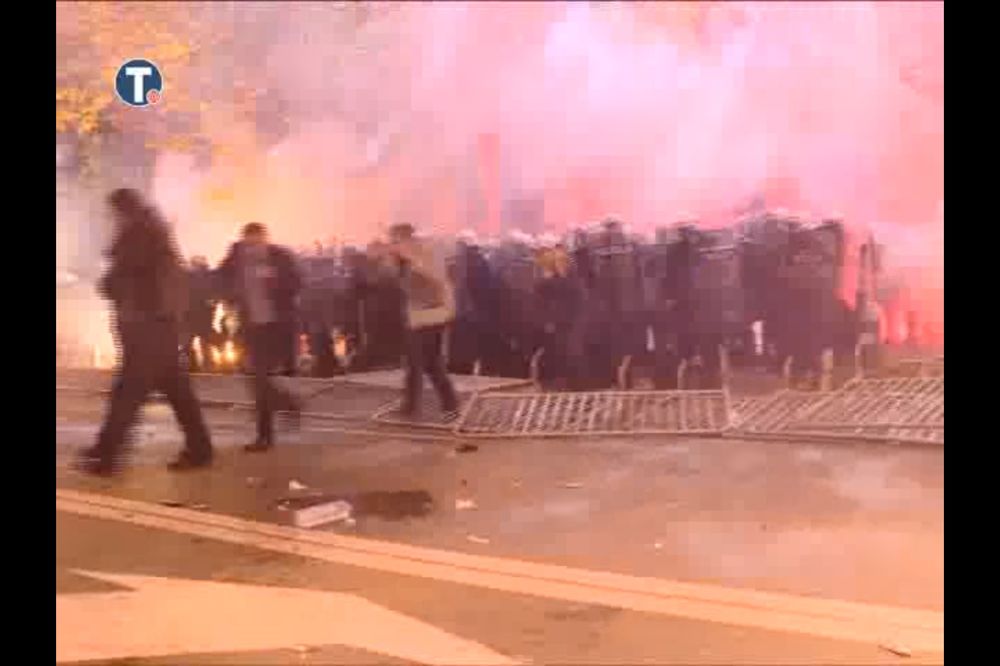 (VIDEO) POGLEDAJTE KAKO POLICIJA BACA SUZAVAC NA MIRNE DEMONSTRANTE: Evo kako je počeo haos u PG!