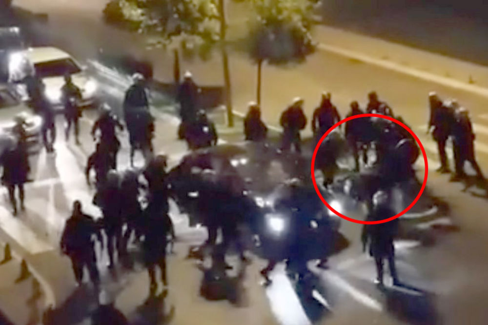 VIDEO 20 NA JEDNOG: Milovi policajci oborili čoveka pored auta i brutalno ga tuku dok on vrišti!