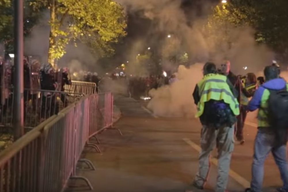 (VIDEO) NEREDI U PODGORICI NA JEDNOM SNIMKU: Pogledajte kako su izgledali protesti u samo pet minuta