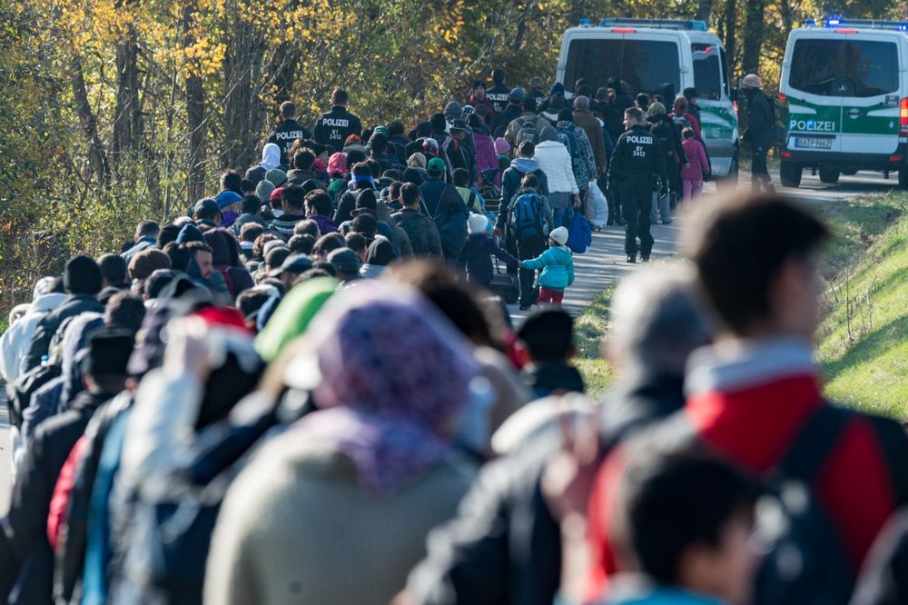 UVALJUJU IM MIGRANTE: Nemačka vratila 12.670 izbeglica u Austriju!