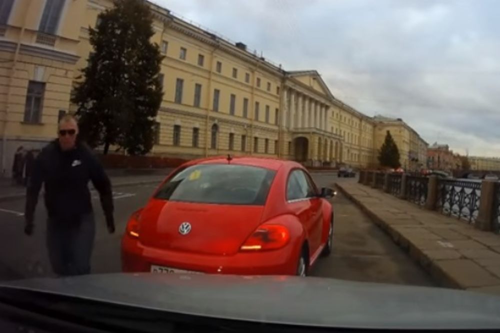 (VIDEO) POBESNELI RUS KAO NA FILMU: Pogledajte na koji način je vozač iskalio svoj bes