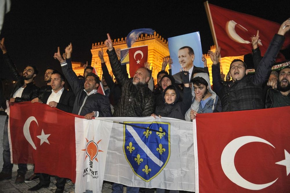 U BIH SLAVILI POBEDU ERDOGANA: Turcima se u proslavi pridružili i Sarajlije
