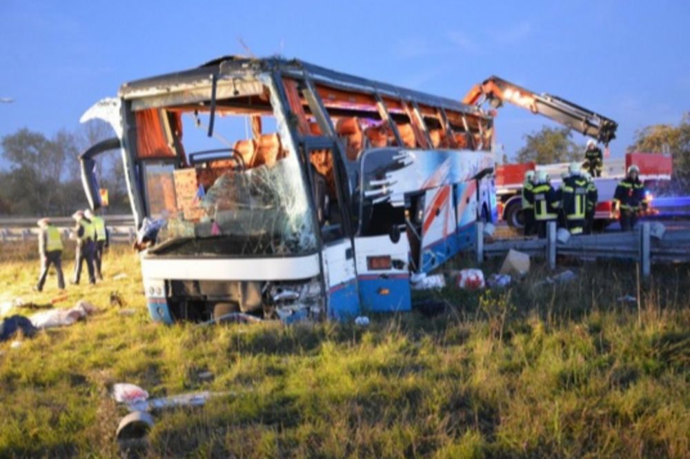 HOROR NA DRUMU: Prevrnuo se ukrajinski autobus, jedan putnik nestao!