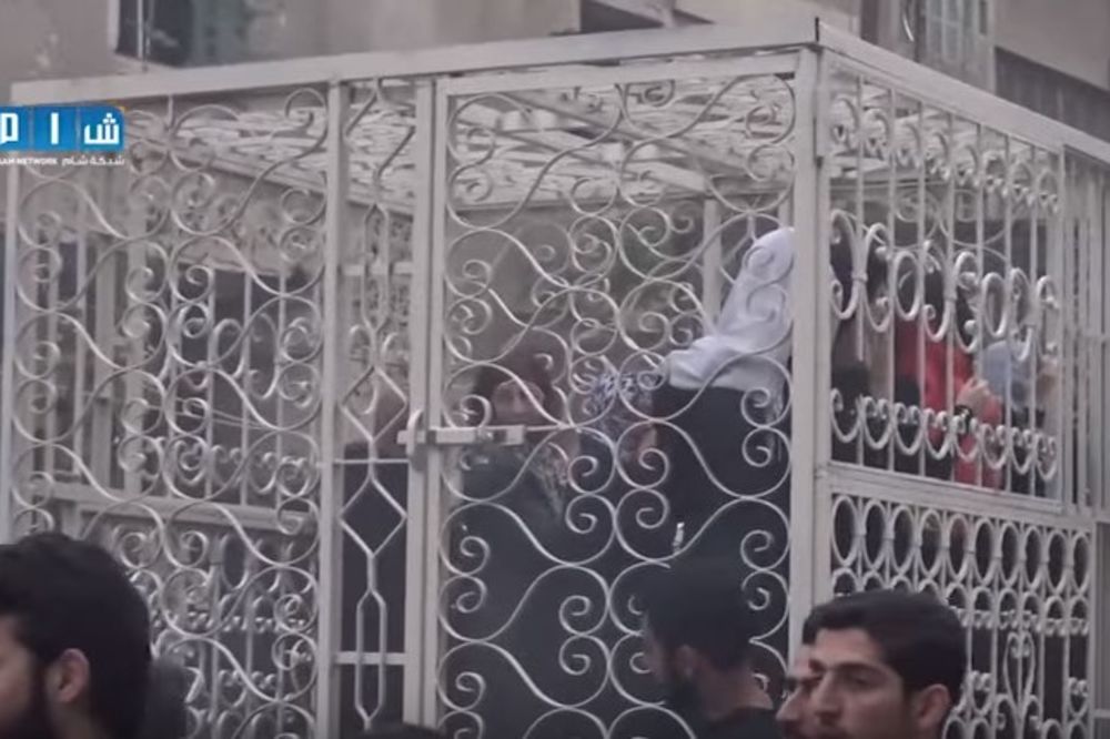 (VIDEO) ZLOČINAČKA STRATEGIJA: Džihadisti drže ljude u kavezima i koriste ih kao živi štit