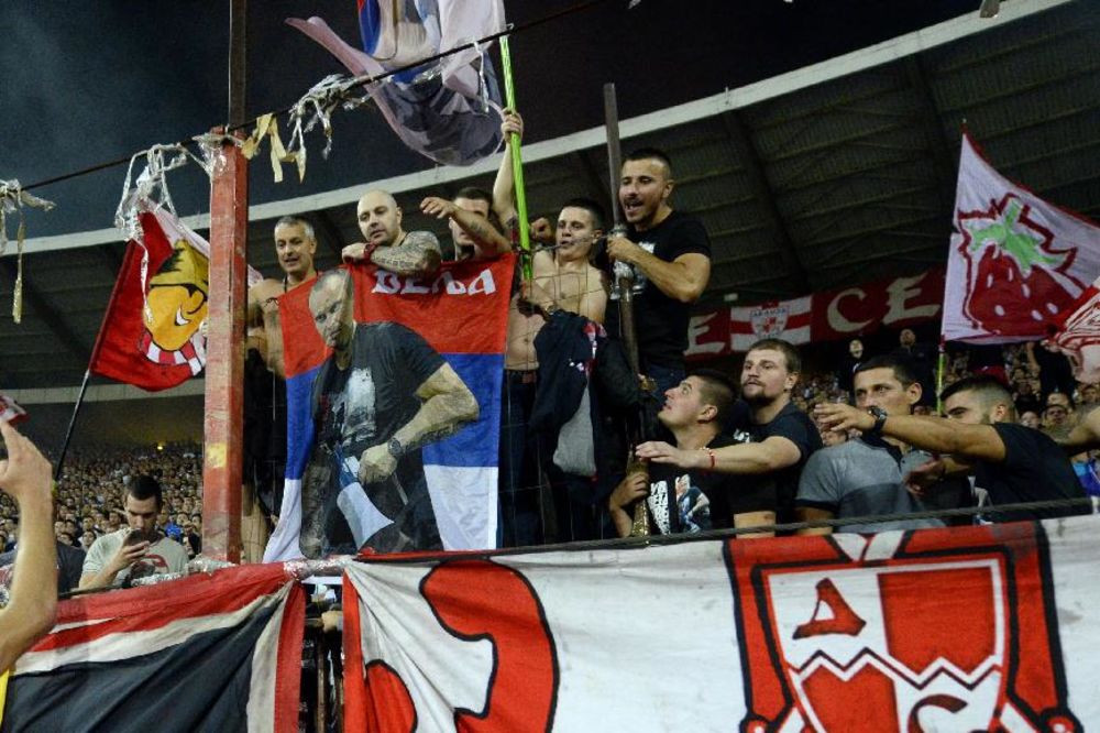 (FOTO) NAVIJAČKI PLEN: Vođa navijača Zvezde ponosno drži dres Dinama iz Zagreba!
