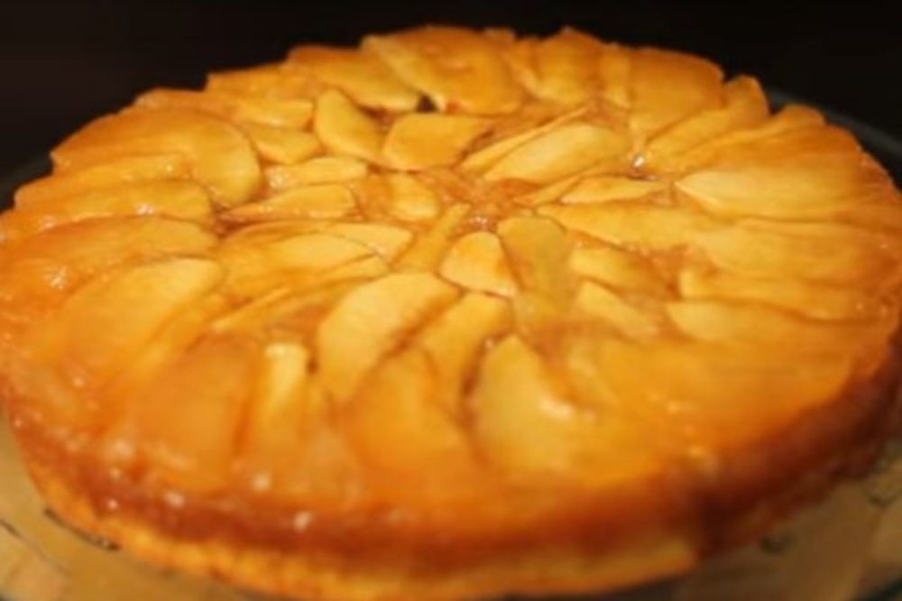 (VIDEO) Kako da napravite prevrnuti karamel kolač s jabukama
