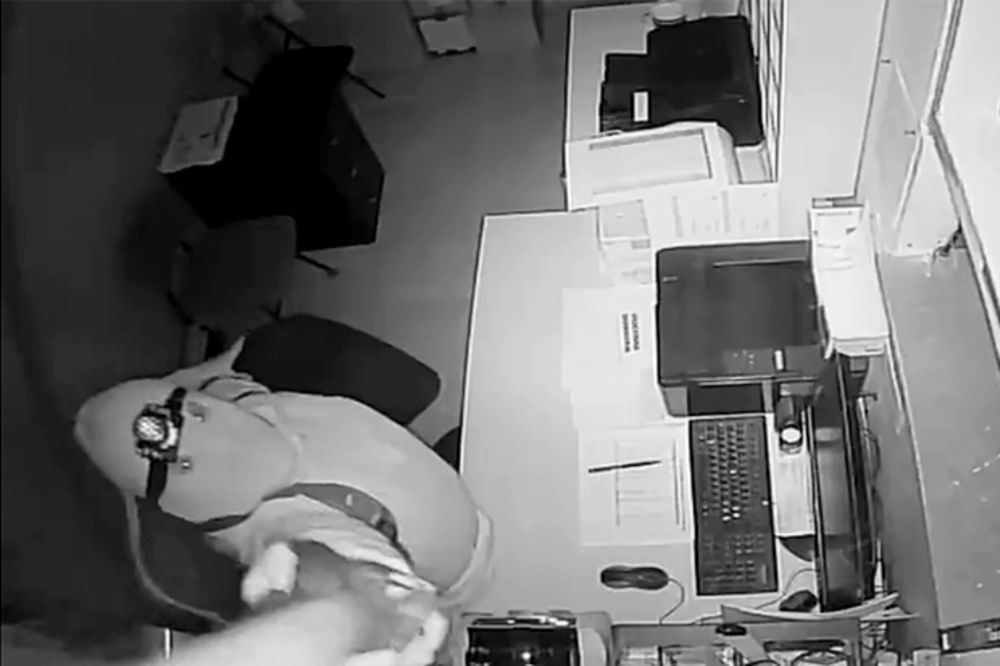 (VIDEO) PRETUKLI RADNIKE PALICAMA: Ovako je opljačkana brza pošta u Nišu!