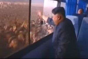 (VIDEO) EUFORIJA U SEVERNOJ KOREJI: Pogledajte kako Kim Džong Un maše narodu iz autobusa
