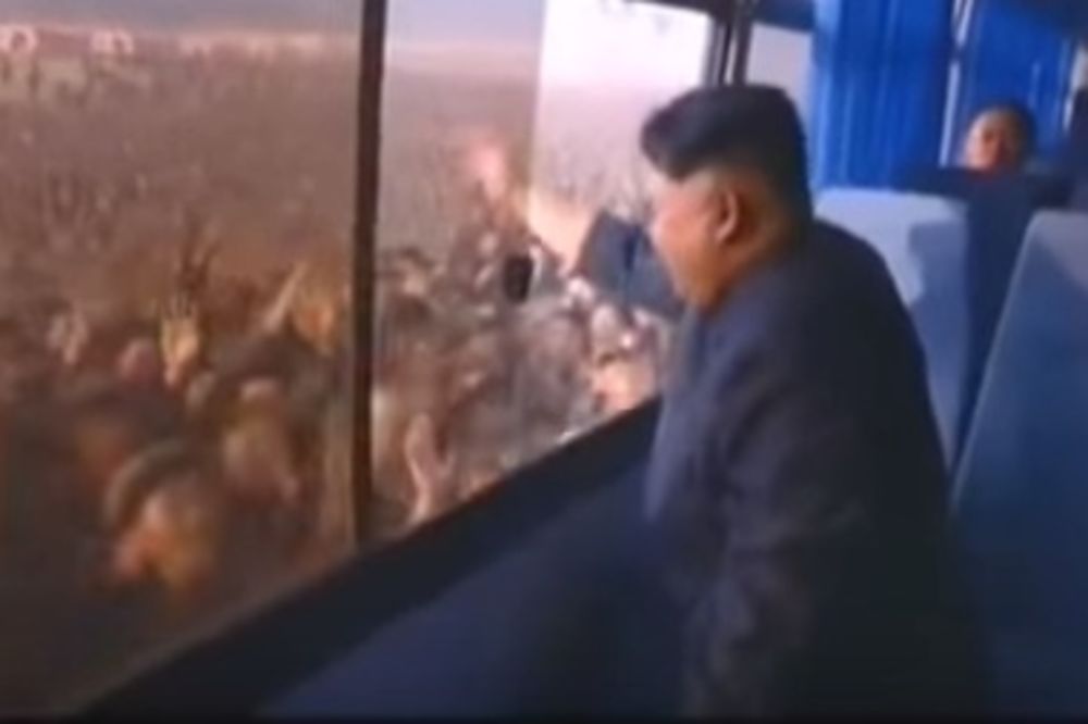 (VIDEO) EUFORIJA U SEVERNOJ KOREJI: Pogledajte kako Kim Džong Un maše narodu iz autobusa
