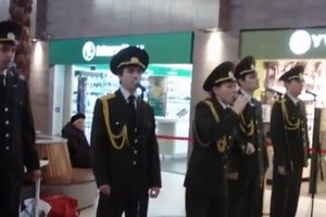 (VIDEO) IZ RUSIJE S LJUBAVLJU: Uhapšeni vojnici iz ruskog hora jer su otpevali pesmu o Džejms Bondu