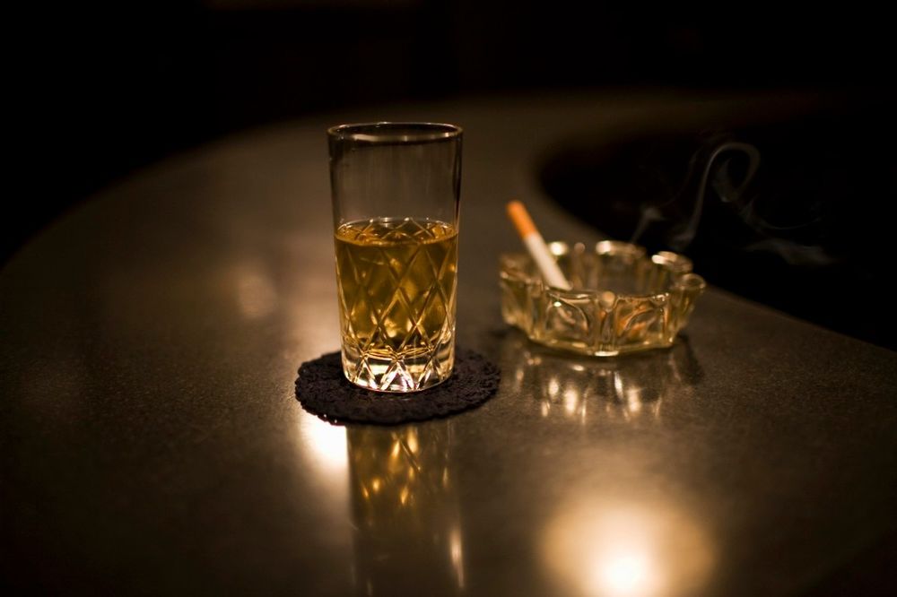 ISTRAŽIVANJE SA UNIVERZITETA OTKRIVA: Zašto pušimo dok pijemo alkohol