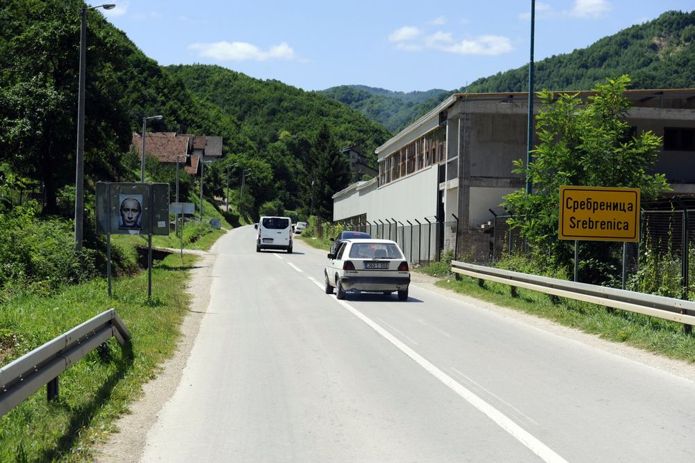 U SREBRENICI NAPETO: Grujičić slavi, Bošnjaci strahuju, kordon policije na ulici!