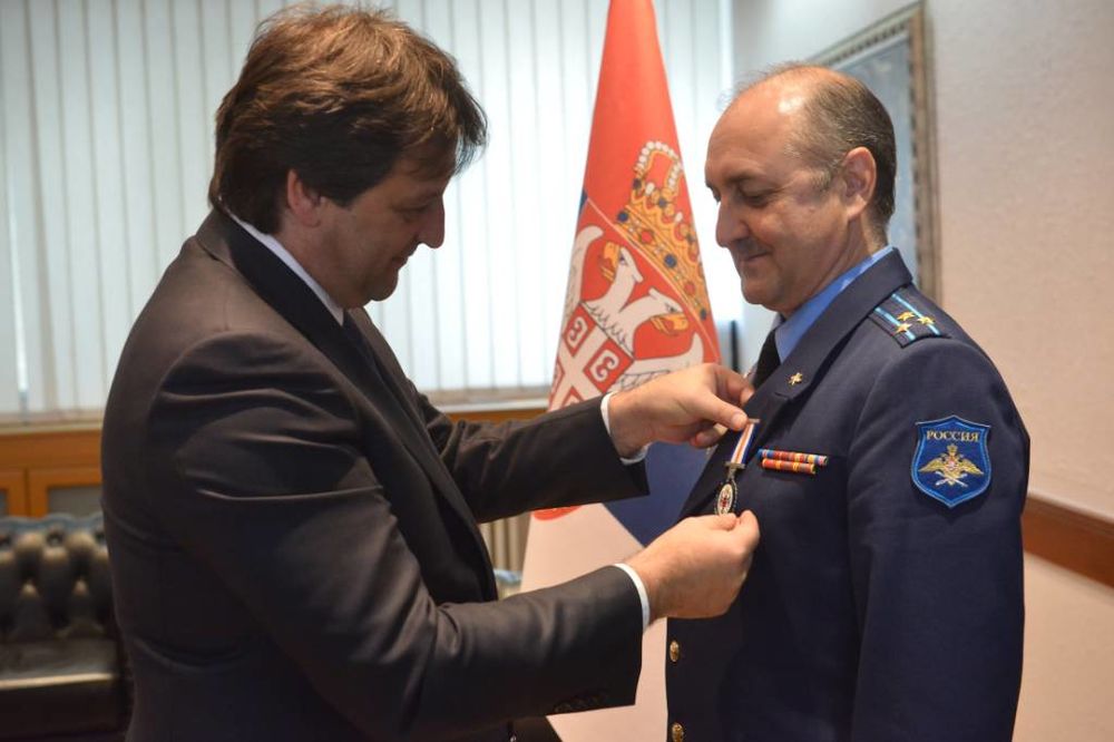 ODLIKOVAN RUSKI VOJNI IZASLANIK: Gašić uručio medalju pukovniku Volkovu