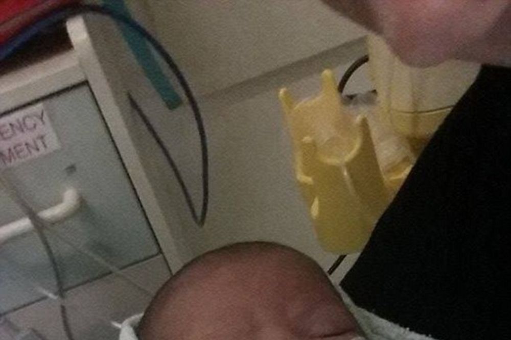 RODITELJI, MORATE DA ZNATE: Ova beba je živela samo 24 dana i to zbog bezazlenog poljupca