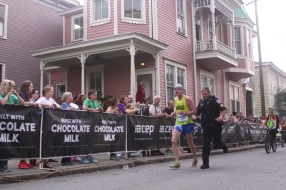 VIDEO UPORAN: Maratonac pao tokom trke, evo zašto nije odustao i ko mu je pomogao da stigne na cilj