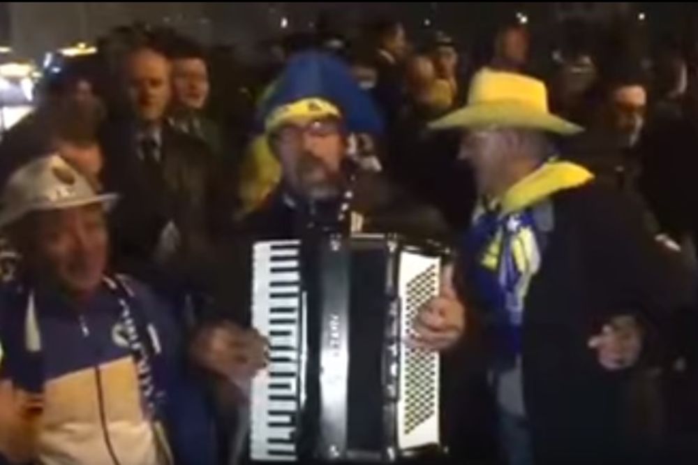 (VIDEO) LUDNICA U ZENICI: Bosanci uz harmoniku, Irci uz Dubiozu kolektiv dočekuju utakmicu