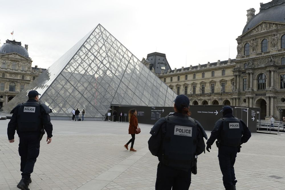 FRANCUSKA POLICIJA JURI CRNI SEAT: Četvorica naoružanih terorista jure prema Parizu