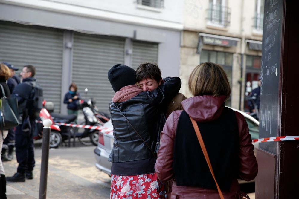(FOTO) DAN POSLE KRVAVOG PETKA 13: Tuga, suze i bol na ulicama Pariza!