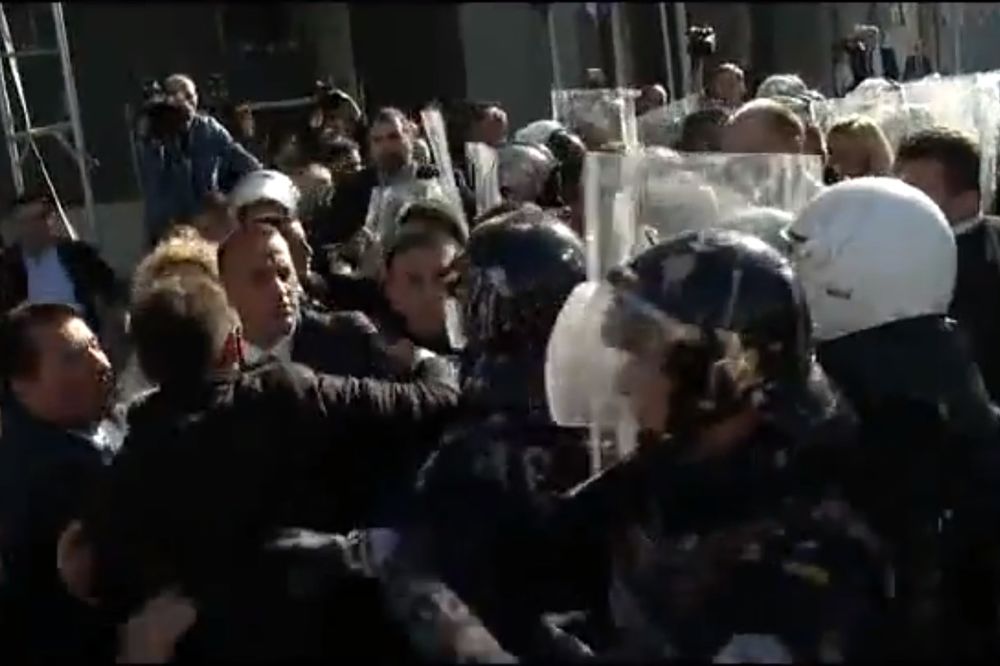 (VIDEO) NASRED ULICE: Pogledajte tuču Haradinaja i Brahimaja sa policijom!