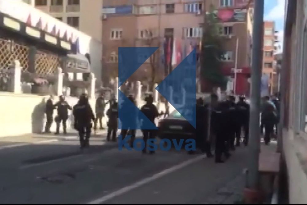 (VIDEO) INCIDENTI U PRIŠTINI: 13 uhapšenih, 4 policajca povređena, Kurti ponovo okuplja demonstrante