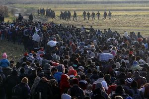 GUŽVA NA DOBOVI: Više od 2.000 izbeglica čeka na granici Slovenije i Hrvatske