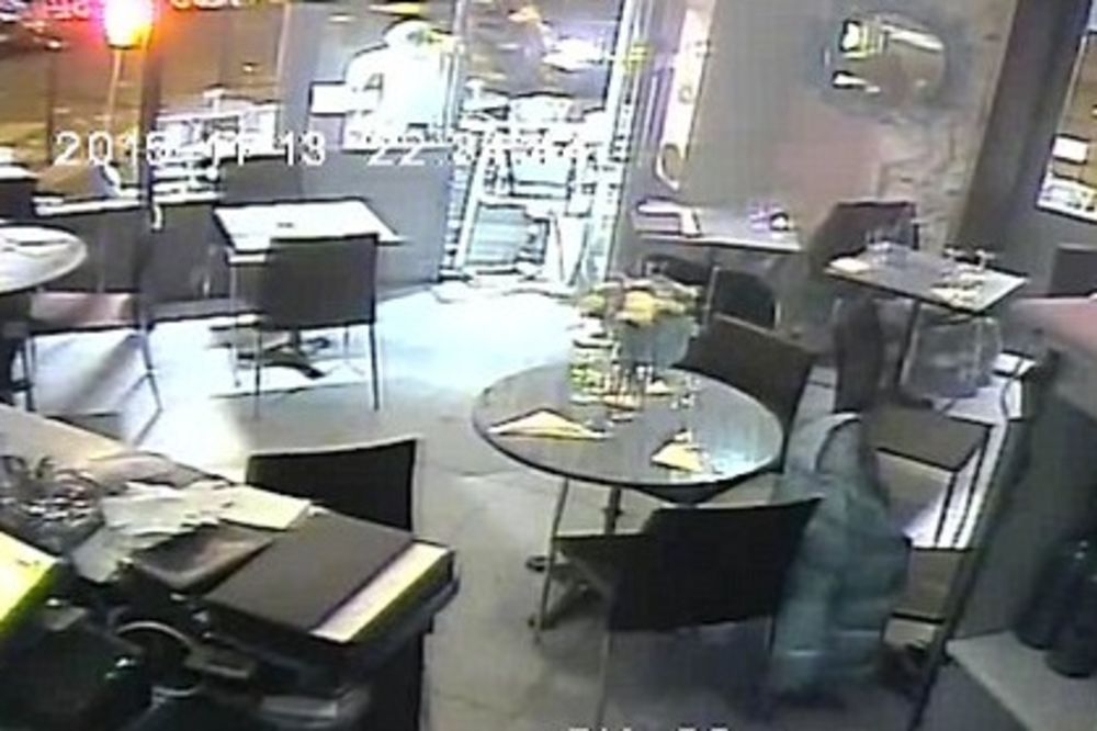 (VIDEO) PROCURIO SNIMAK NAPADA NA PARIZ: Snimljen terorista kako rafalno puca na kafić!
