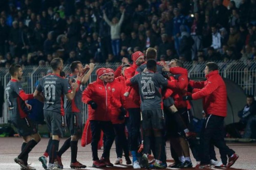 (VIDEO) URNEBESNO: Fudbaleri Zvezde slavili 15. uzastopnu pobedu uz Šabana, Severinu...