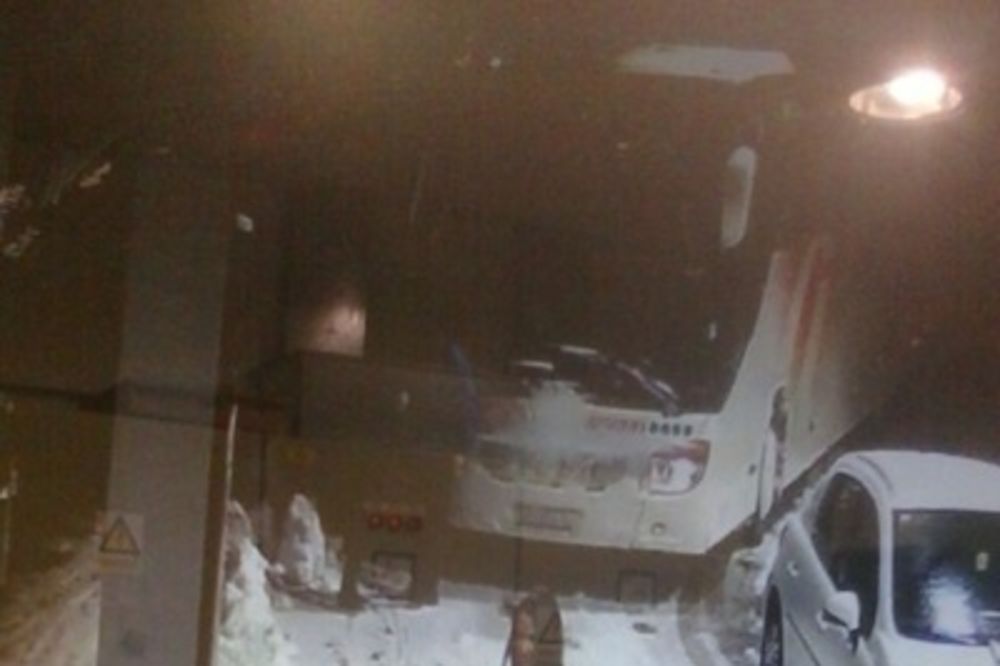 (FOTO) HRVATI U ŠOKU: Po snegu, na benzinskoj pumpi ugledali ovu ženu i zaprepastili se!