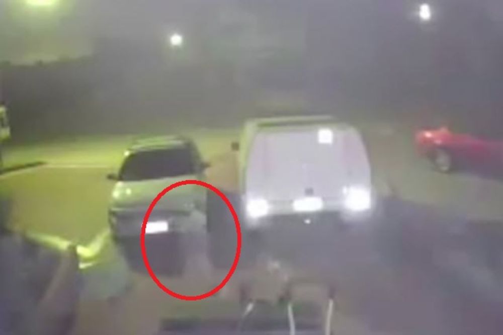 (VIDEO) DUH UHVAĆEN NA KAMERI: Šetao se između automobila na parkingu!