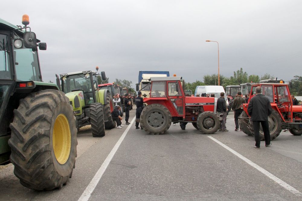 POLJOPRIVREDNICI NAJAVILI PROTEST: MUP im poručio da traktorima neće moći u Beograd