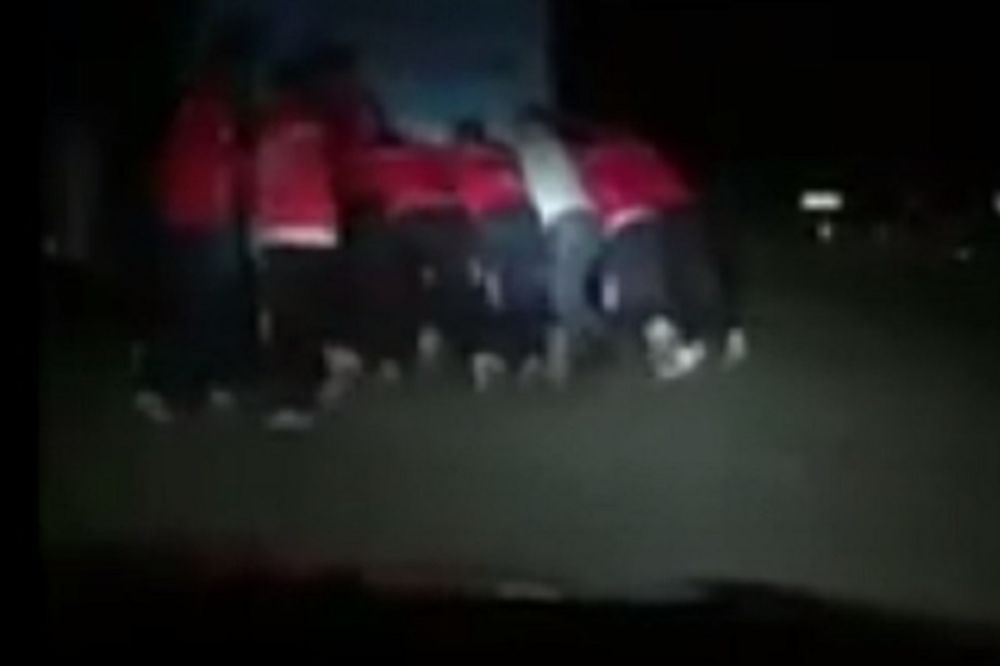 (VIDEO) VIDELI OD SRPSKIH KOŠARKAŠA: Pogledajte kako albanski fudbaleri guraju autobus