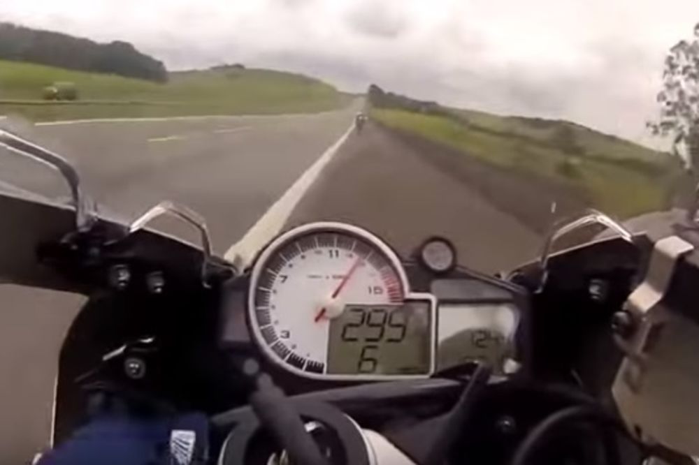 (VIDEO) NIPOŠTO NE POKUŠAVAJTE OVAKO NEŠTO: Trka BMW-a i Honde pri brzini od 299 km/h